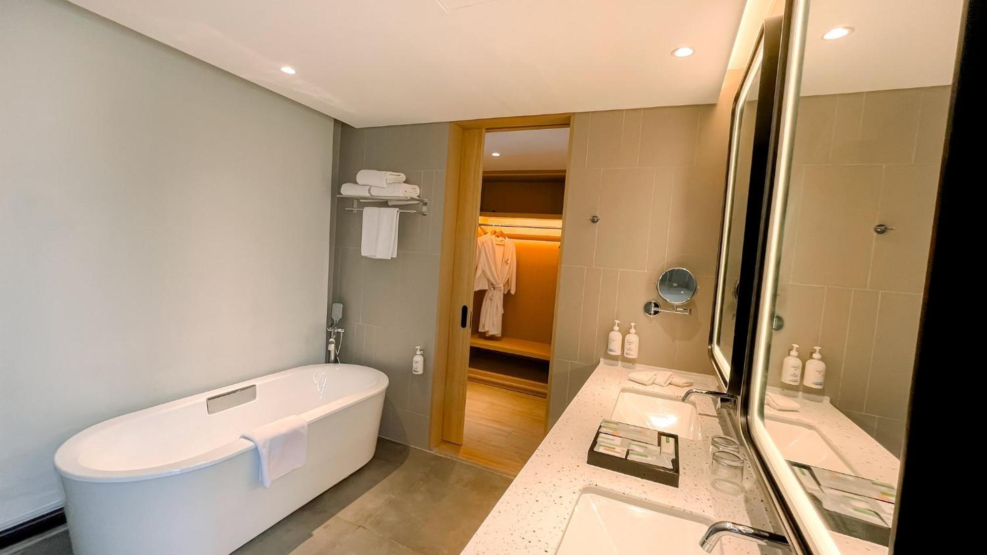 Holiday Inn Lampung Bukit Randu By Ihg Бандар-Лампунг Экстерьер фото